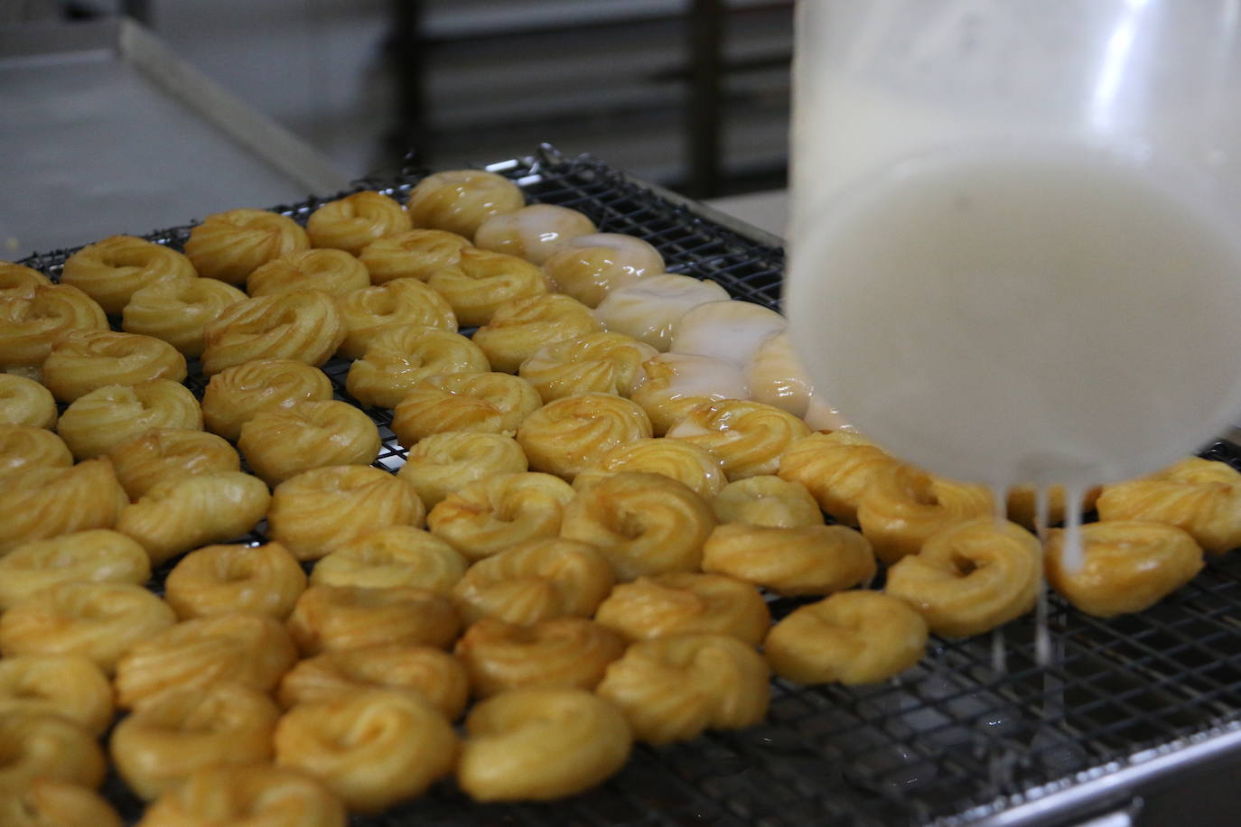 El proceso de elaboración de las típicas rosquillas de San Froilán. 