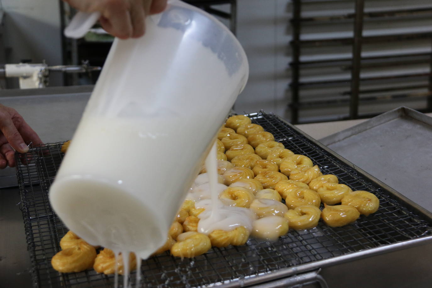 El proceso de elaboración de las típicas rosquillas de San Froilán. 