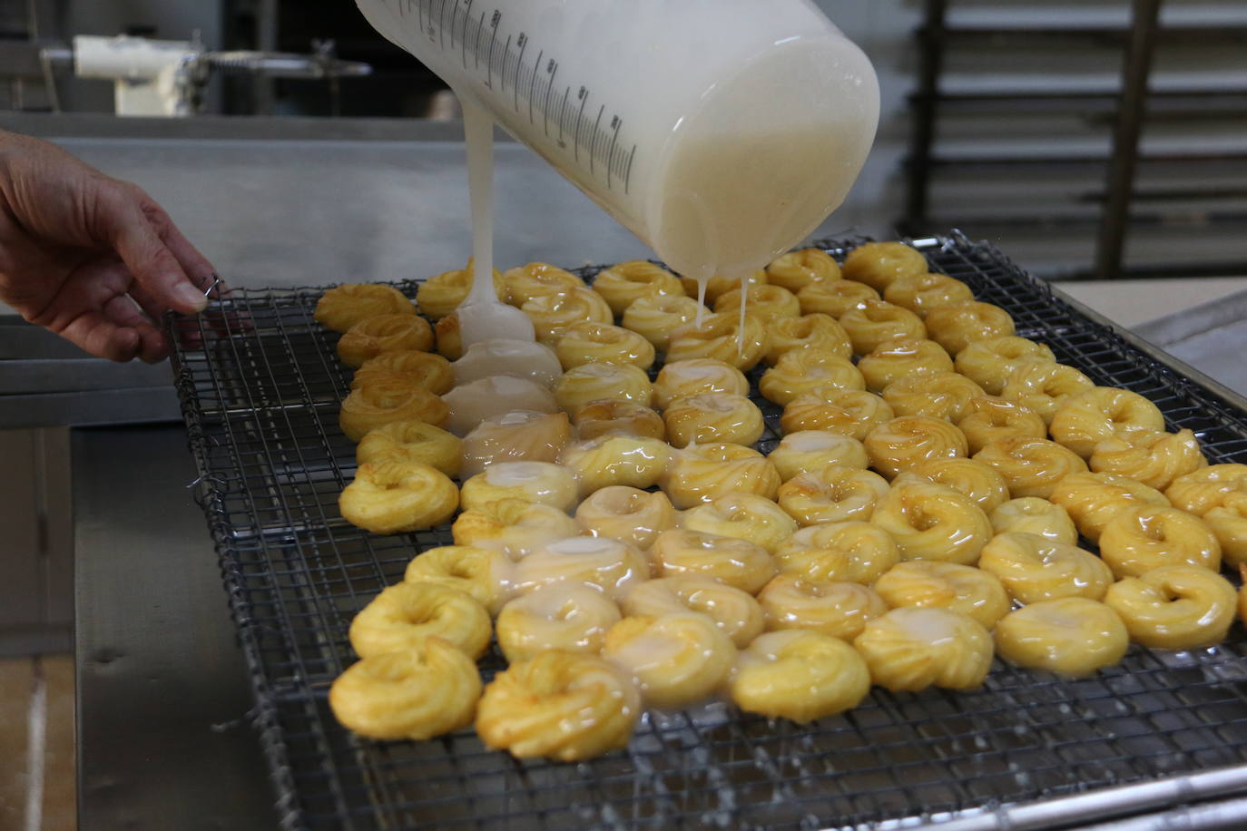 El proceso de elaboración de las típicas rosquillas de San Froilán. 