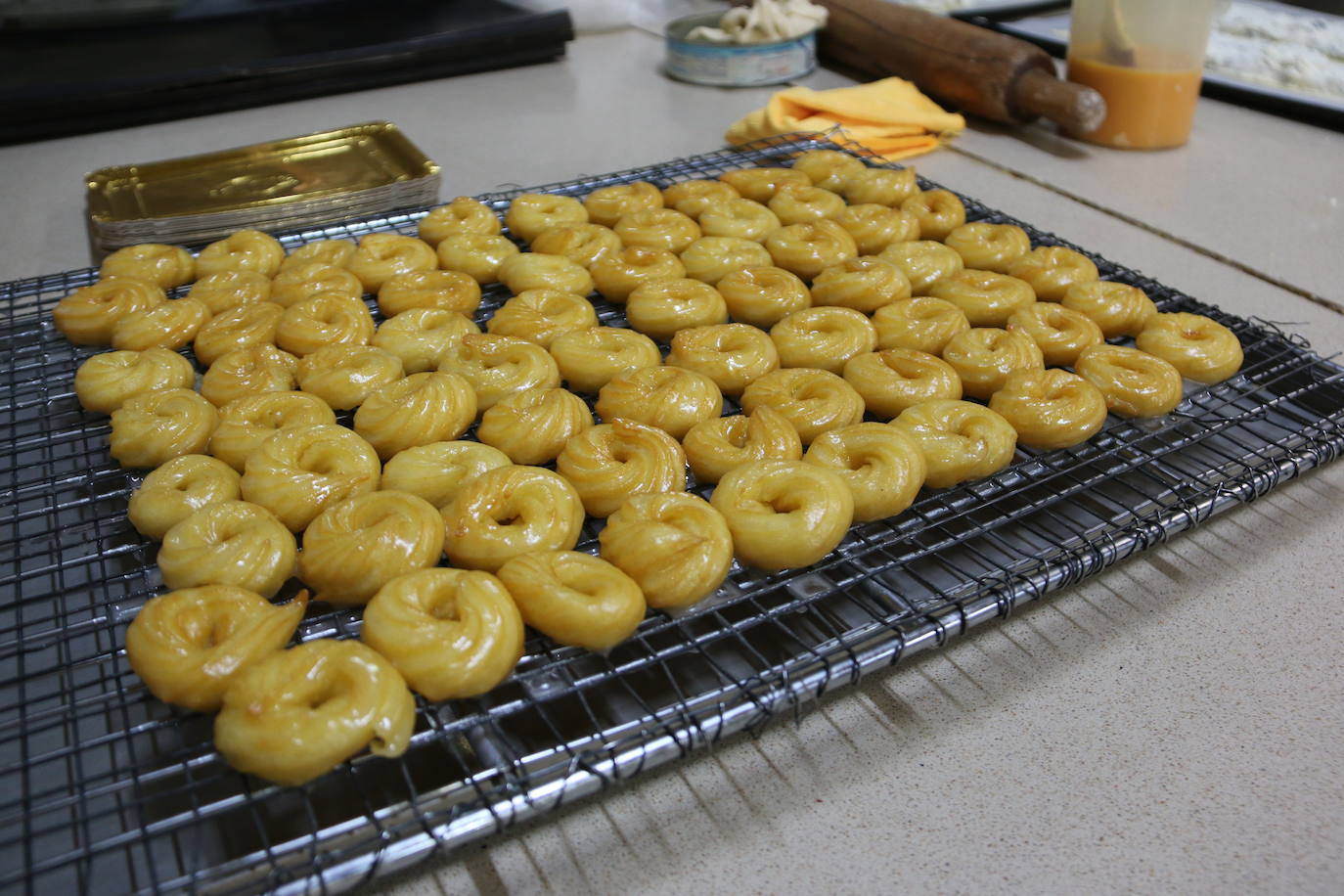 El proceso de elaboración de las típicas rosquillas de San Froilán. 