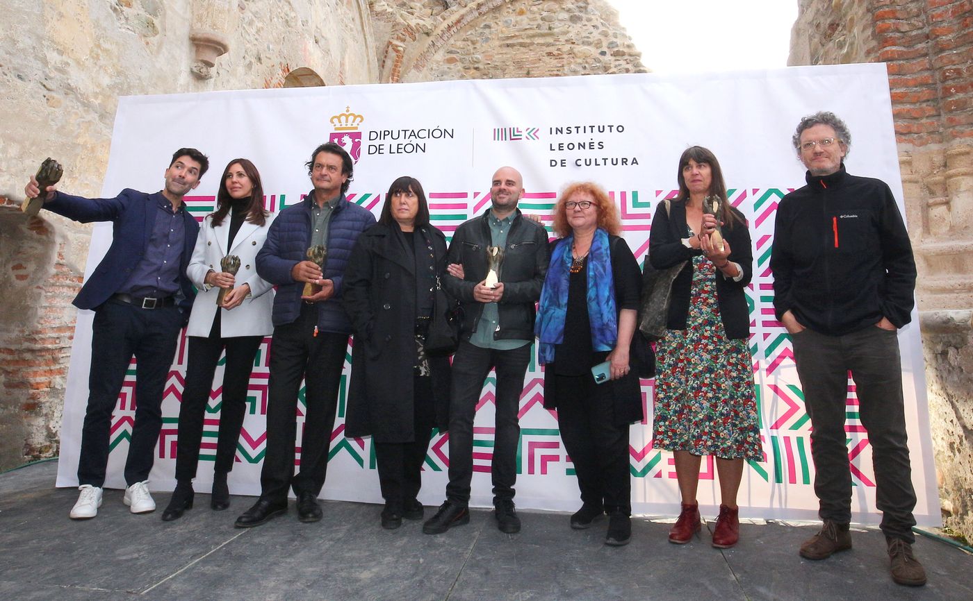 La cultura leonesa llegó, vio y venció en el Monasterio de Carracedo. Con la emoción de las primeras veces y la ilusión por la puesta de largo de unos premios que nacen este 2022 con el objetivo de perdurar en el tiempo, la primera edición de los Premios Concejo de la Cultura Leonesa no dejó indiferente a nadie. Un escenario, el del monasterio de Carracedo, y cinco premios símbolo del concejo y de ese trabajo común entre las artes conformaron la puesta en escena de la gala organizada por el Instituto Leonés de Cultura que citó a los mayores exponentes de la cultura leonesa.