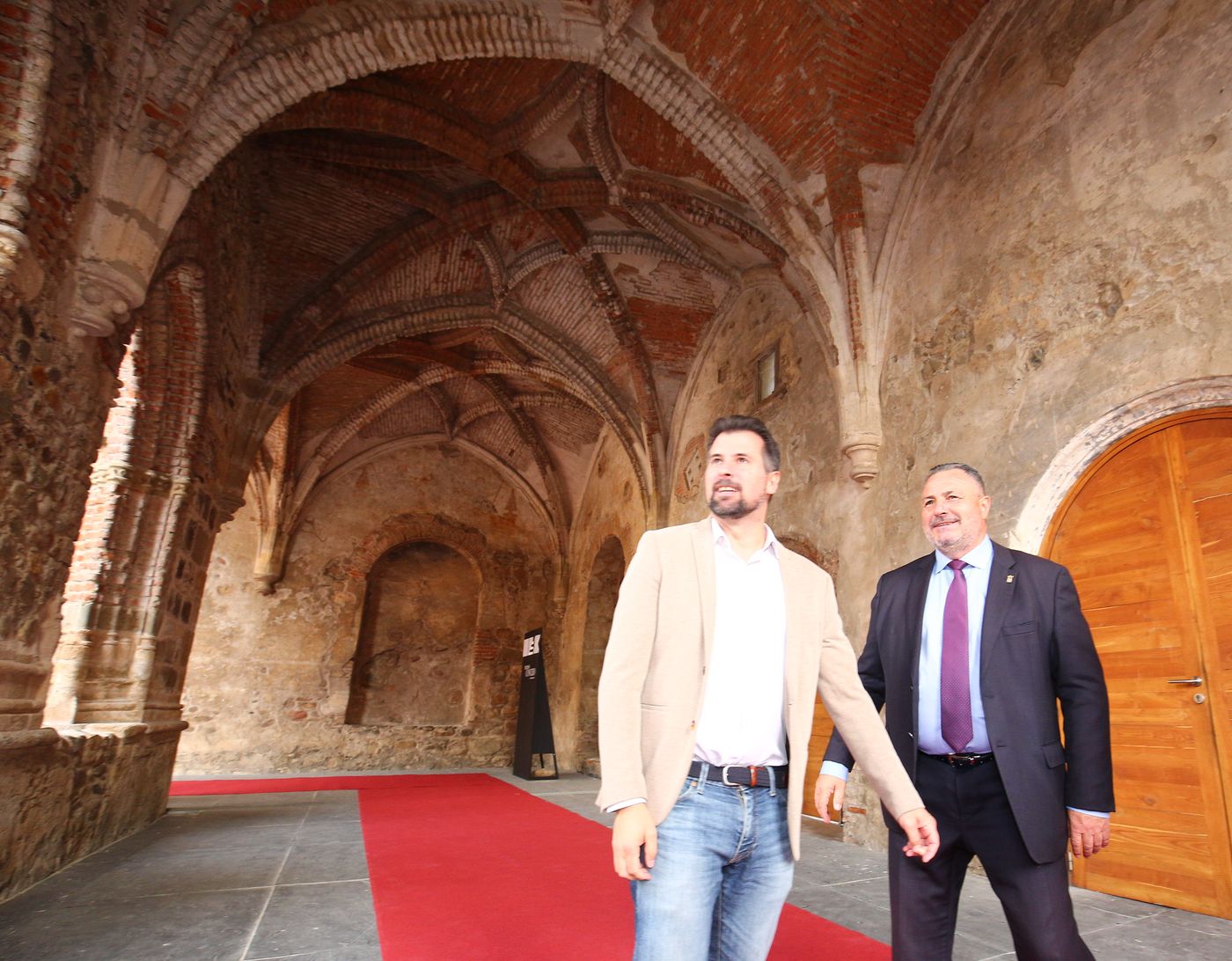 La cultura leonesa llegó, vio y venció en el Monasterio de Carracedo. Con la emoción de las primeras veces y la ilusión por la puesta de largo de unos premios que nacen este 2022 con el objetivo de perdurar en el tiempo, la primera edición de los Premios Concejo de la Cultura Leonesa no dejó indiferente a nadie. Un escenario, el del monasterio de Carracedo, y cinco premios símbolo del concejo y de ese trabajo común entre las artes conformaron la puesta en escena de la gala organizada por el Instituto Leonés de Cultura que citó a los mayores exponentes de la cultura leonesa.