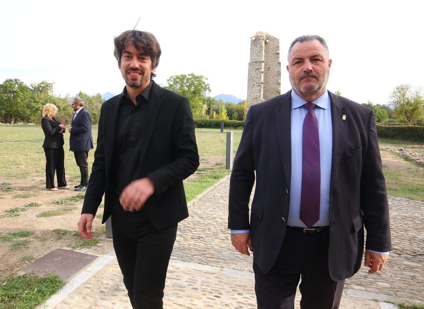 La cultura leonesa llegó, vio y venció en el Monasterio de Carracedo. Con la emoción de las primeras veces y la ilusión por la puesta de largo de unos premios que nacen este 2022 con el objetivo de perdurar en el tiempo, la primera edición de los Premios Concejo de la Cultura Leonesa no dejó indiferente a nadie. Un escenario, el del monasterio de Carracedo, y cinco premios símbolo del concejo y de ese trabajo común entre las artes conformaron la puesta en escena de la gala organizada por el Instituto Leonés de Cultura que citó a los mayores exponentes de la cultura leonesa.