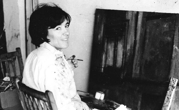 La pintora Amalia Avia en su estudio en 1972.