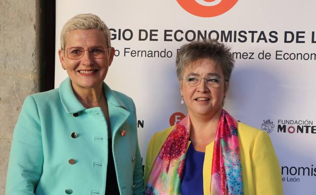 La premiada, Beatriz escudero junto a Nuria González, decana del Colegio de Economistas de León en la entrega del premio Becker. 