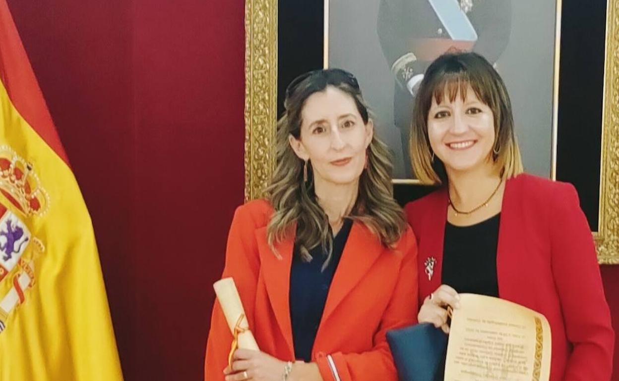 Margarita Cueto y Nuria Sánchez Villadangos durante el reconocimiento recibido