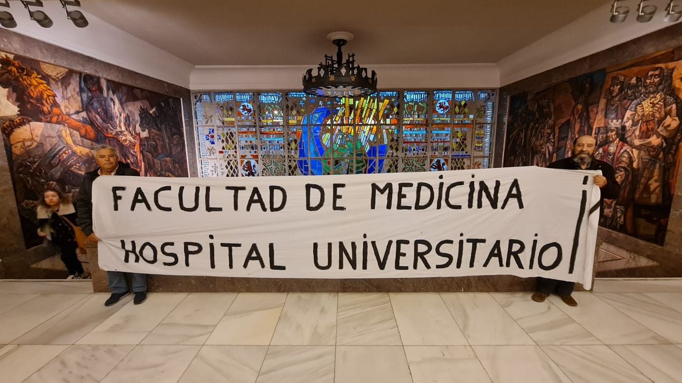 Los leonesistas Félix Pérez Echevarría 'Cheva' y Paco León llevan a las puetas del pleno municipal una reivindicativa pancarta por la Facultad de Medicina para León. «Es un derecho de León y los leoneses y llevamos dos décadas exigiendo que se instale en León», aseguran.