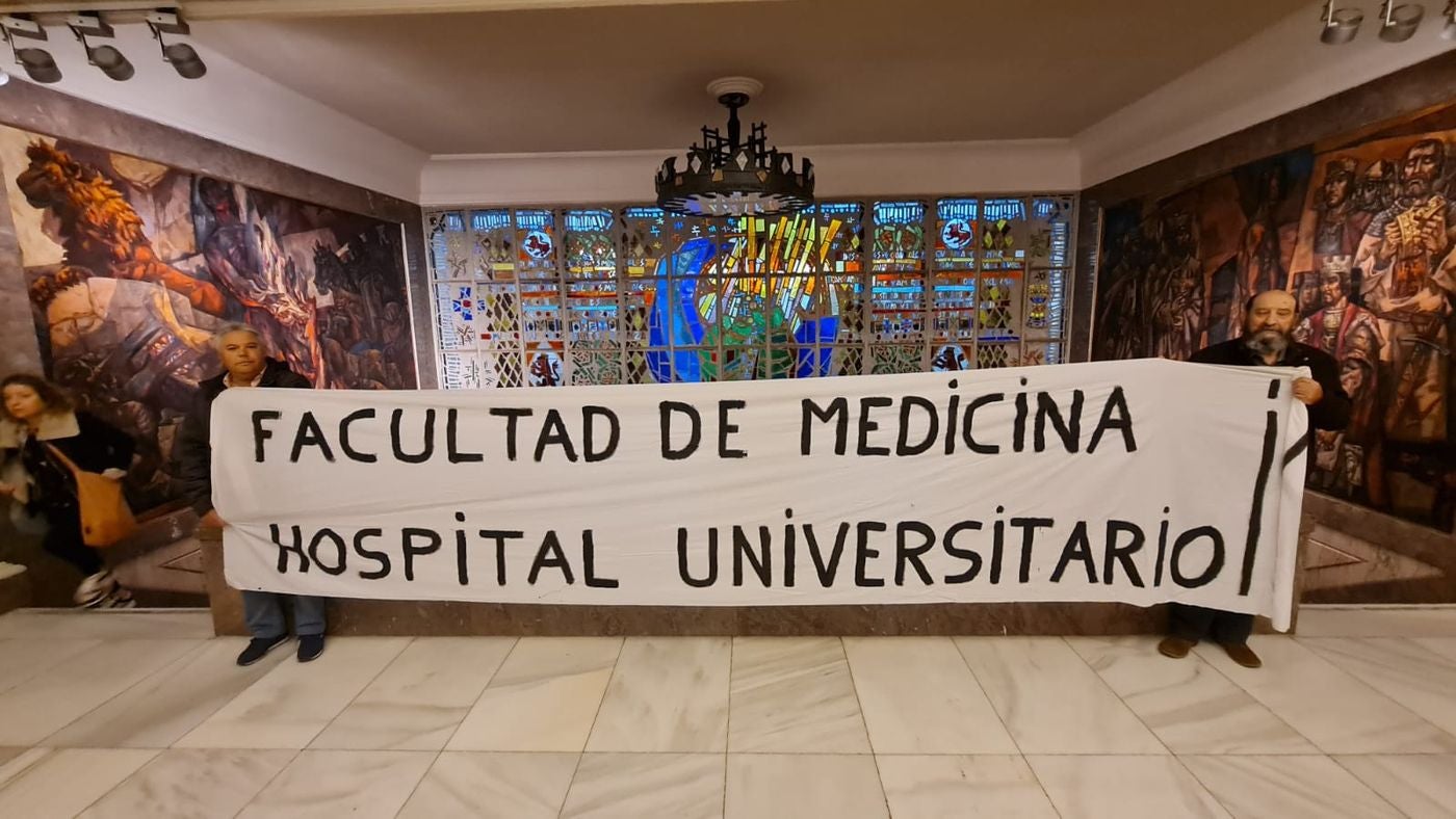 Los leonesistas Félix Pérez Echevarría 'Cheva' y Paco León llevan a las puetas del pleno municipal una reivindicativa pancarta por la Facultad de Medicina para León. «Es un derecho de León y los leoneses y llevamos dos décadas exigiendo que se instale en León», aseguran.