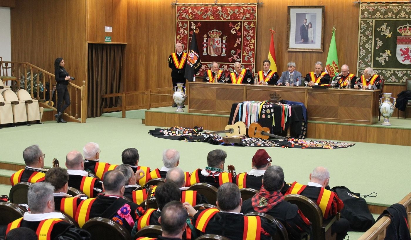 El Aula Magna de la Universidad de León (ULE) ha acogido esta tarde el acto de recepción y bienvenida que el rector Juan Francisco García Marín ha brindado a la asociación TunaEspaña, que celebra este fin de semana una de sus reuniones o 'juntamientos' en la ciudad de León.