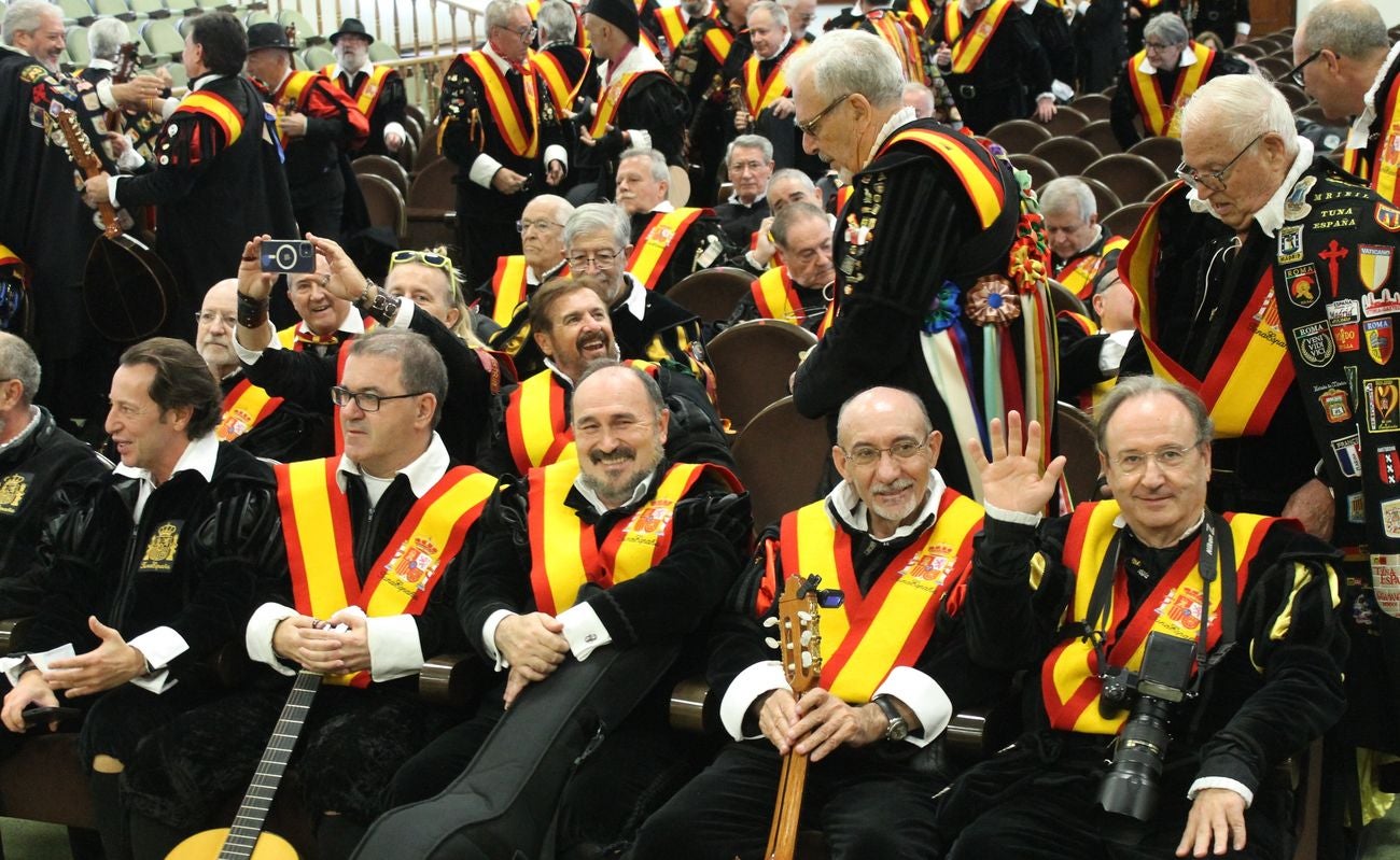 El Aula Magna de la Universidad de León (ULE) ha acogido esta tarde el acto de recepción y bienvenida que el rector Juan Francisco García Marín ha brindado a la asociación TunaEspaña, que celebra este fin de semana una de sus reuniones o 'juntamientos' en la ciudad de León.