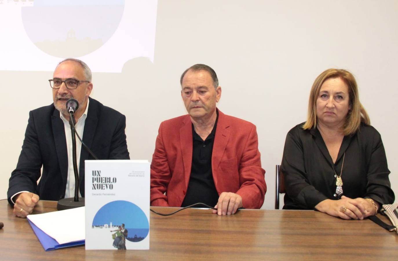 Bárcena del Bierzo repasa sus 60 años de historia de la mano del libro 'Un pueblo nuevo'.