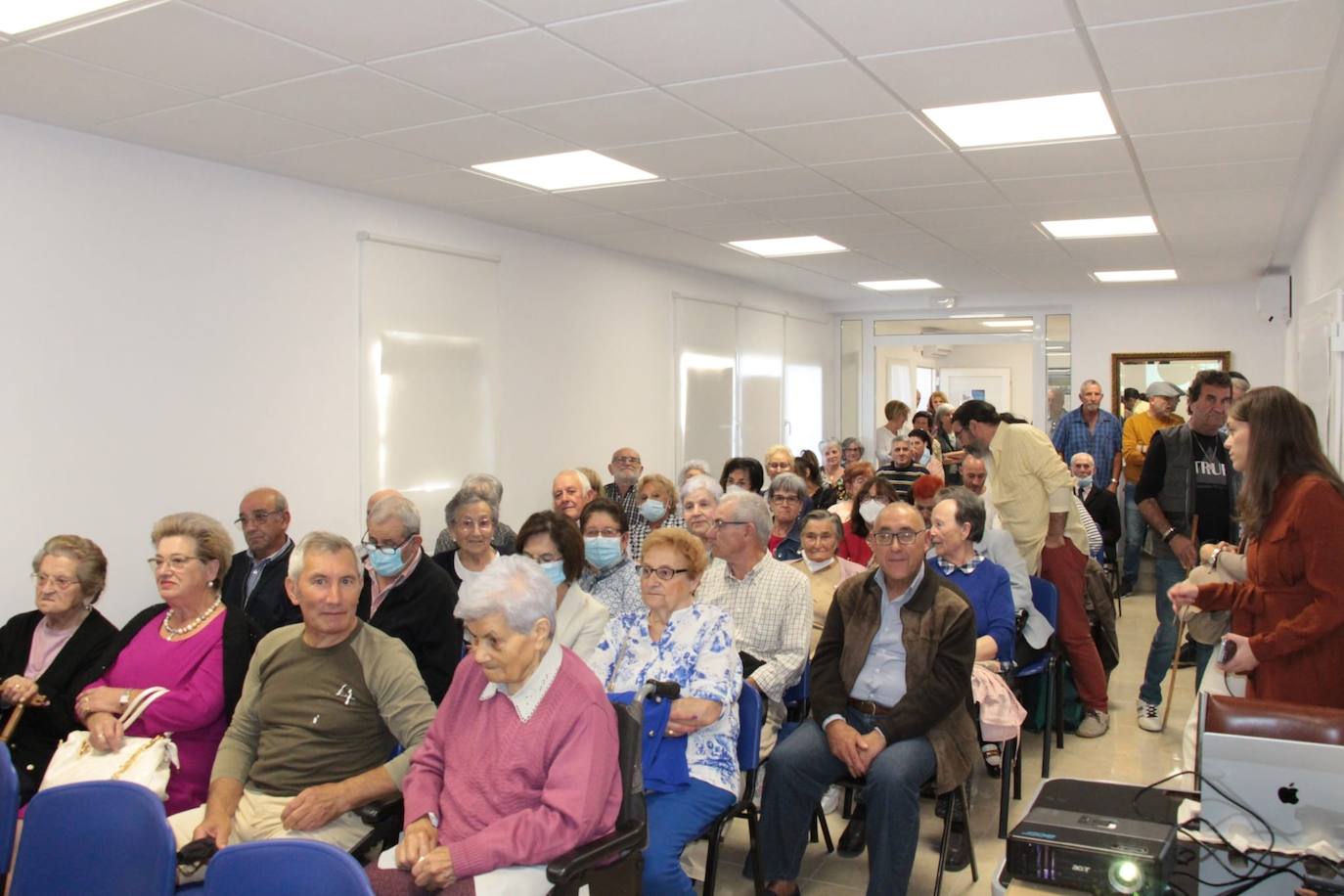 Bárcena del Bierzo repasa sus 60 años de historia de la mano del libro 'Un pueblo nuevo'.