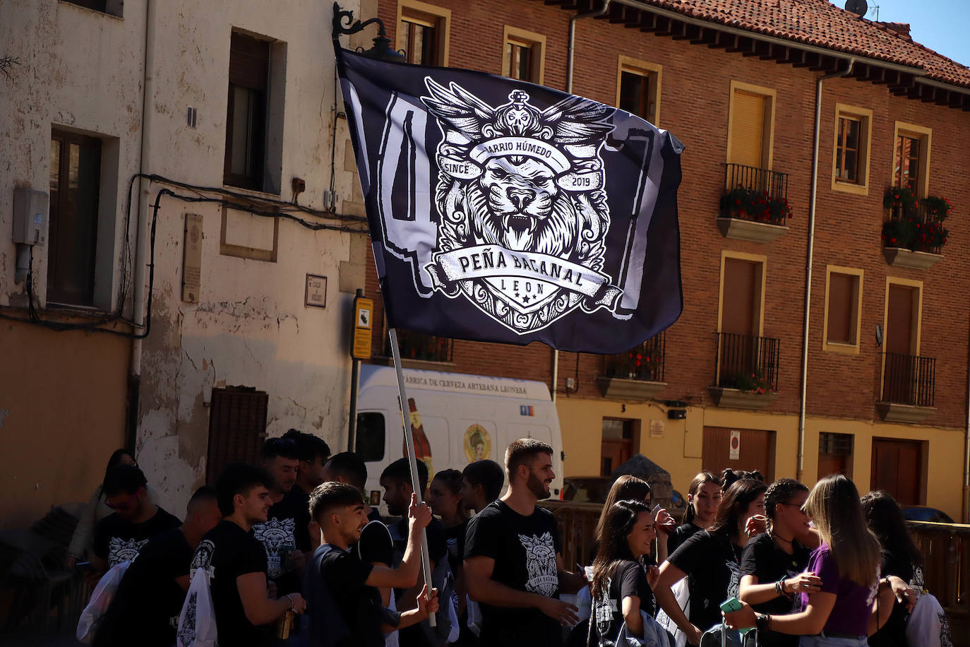 La Federación de Peñas Reino de León celebra una concentración seguida de un pasacalles por el casco antiguo de la ciudad.