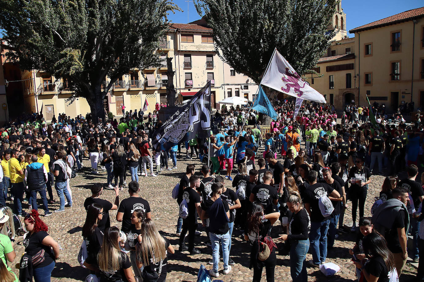 La Federación de Peñas Reino de León celebra una concentración seguida de un pasacalles por el casco antiguo de la ciudad.