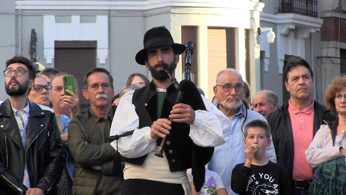 uN gaitero durante la Xuntanza de bandas. 