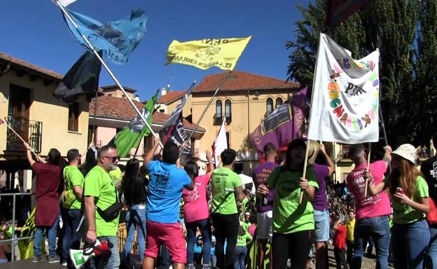 Las peñas vuelven a llenar las calles de León en el pistoletazo de salida de San Froilán.