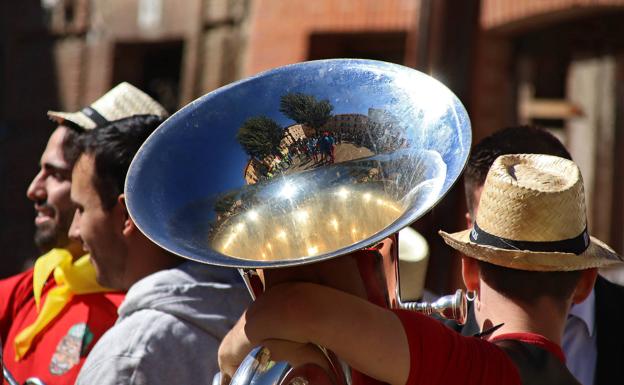 Galería. Las peñas inundan las calles de León para dar la bienvenida a las fiestas de San Froilán.