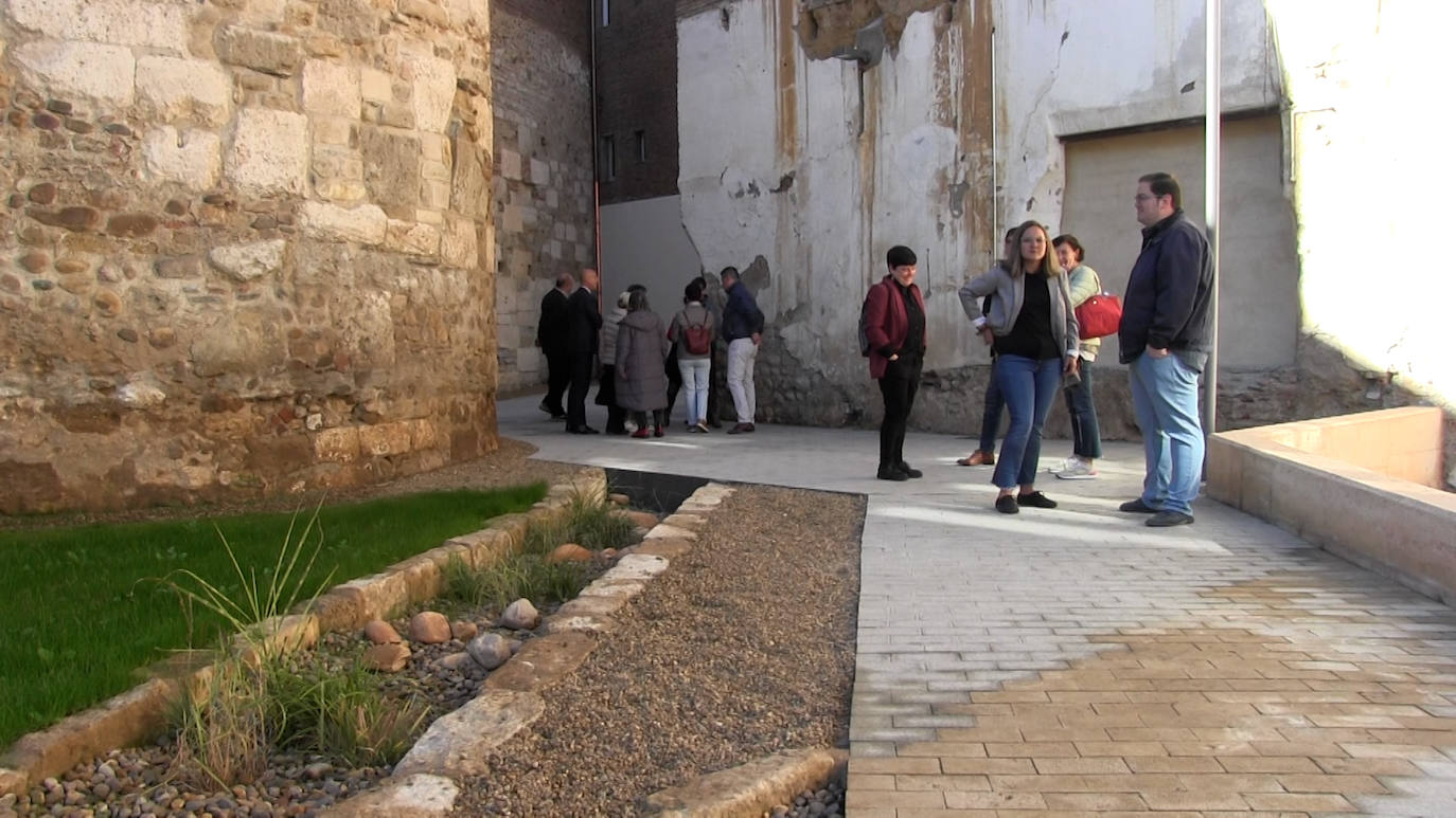 El retraso de las obras por la demora en la entrega de suministros relentizó una obra que ya ofrece a los leoneses más de 2.000 metros cuadrados peatonales |La nueva Era del Moro cuenta con una zona ajardinada, mobiliario urbano e iluminación artística de la muralla