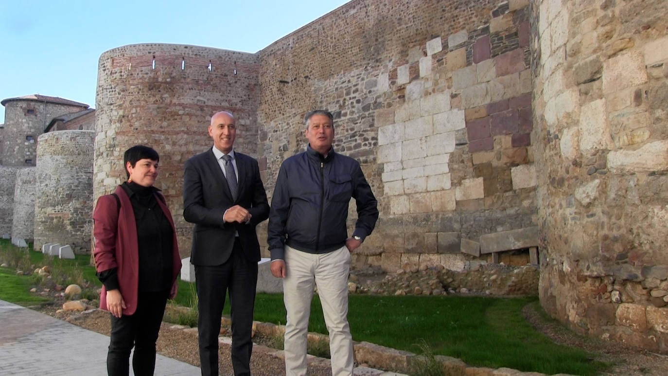 El retraso de las obras por la demora en la entrega de suministros relentizó una obra que ya ofrece a los leoneses más de 2.000 metros cuadrados peatonales |La nueva Era del Moro cuenta con una zona ajardinada, mobiliario urbano e iluminación artística de la muralla