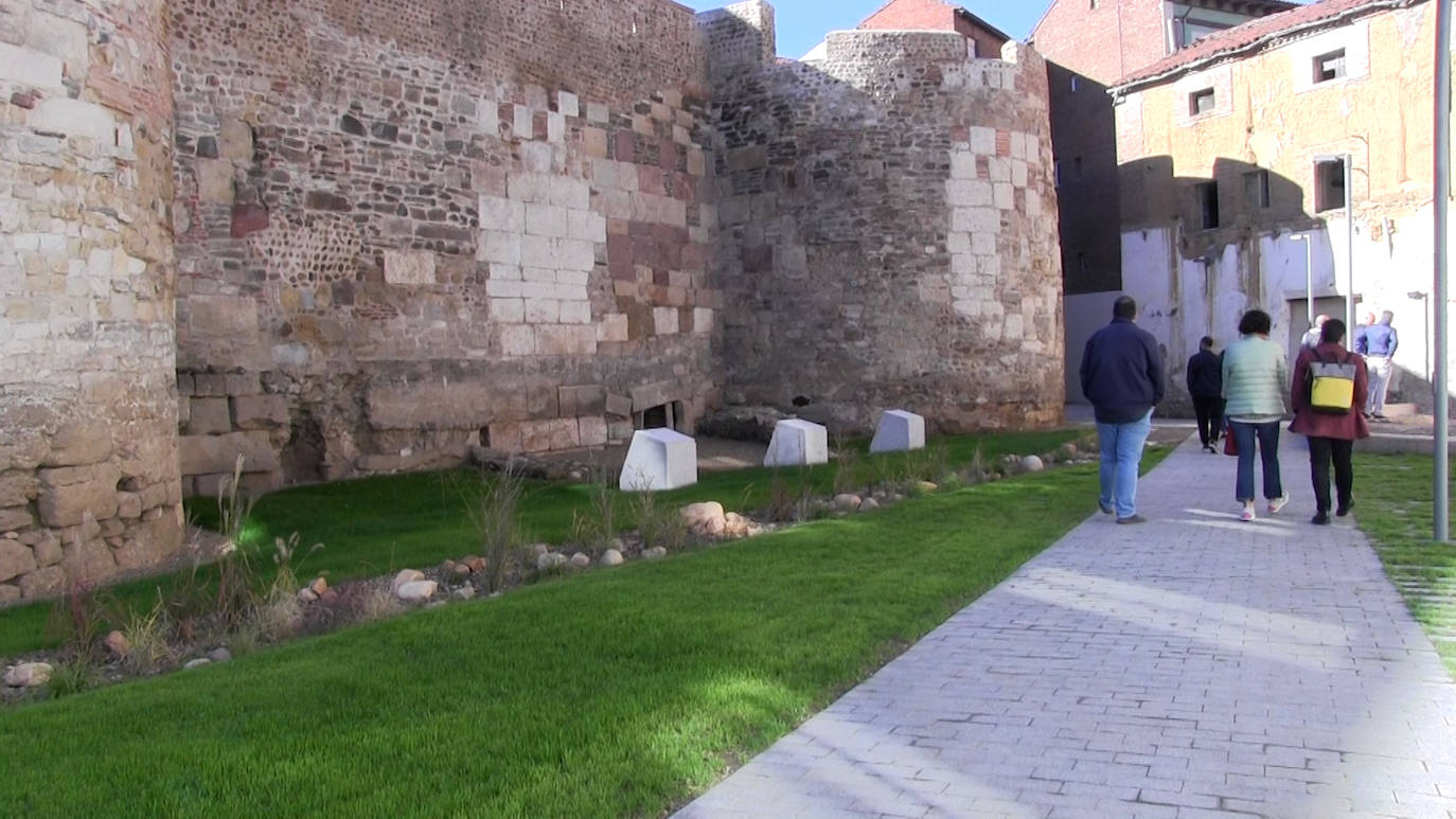 El retraso de las obras por la demora en la entrega de suministros relentizó una obra que ya ofrece a los leoneses más de 2.000 metros cuadrados peatonales |La nueva Era del Moro cuenta con una zona ajardinada, mobiliario urbano e iluminación artística de la muralla