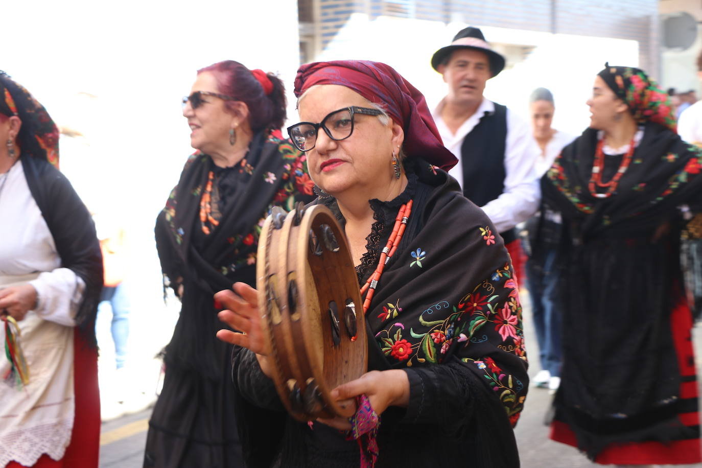 Los carros engalanados toman las calles de León.