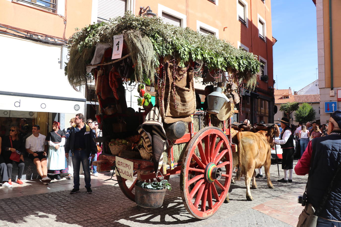 Los carros engalanados toman las calles de León.