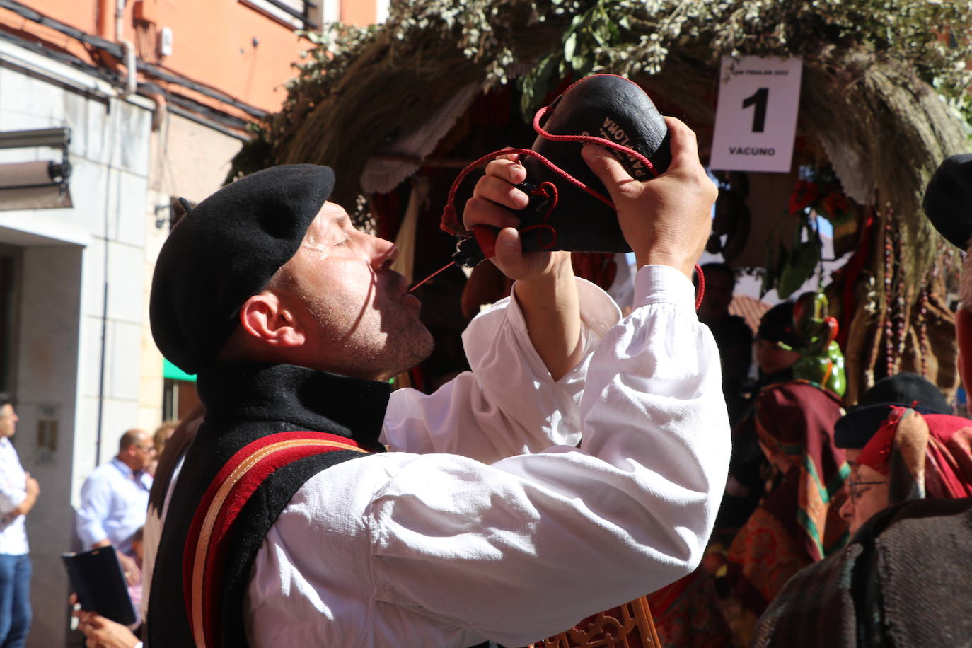 Los carros engalanados toman las calles de León.