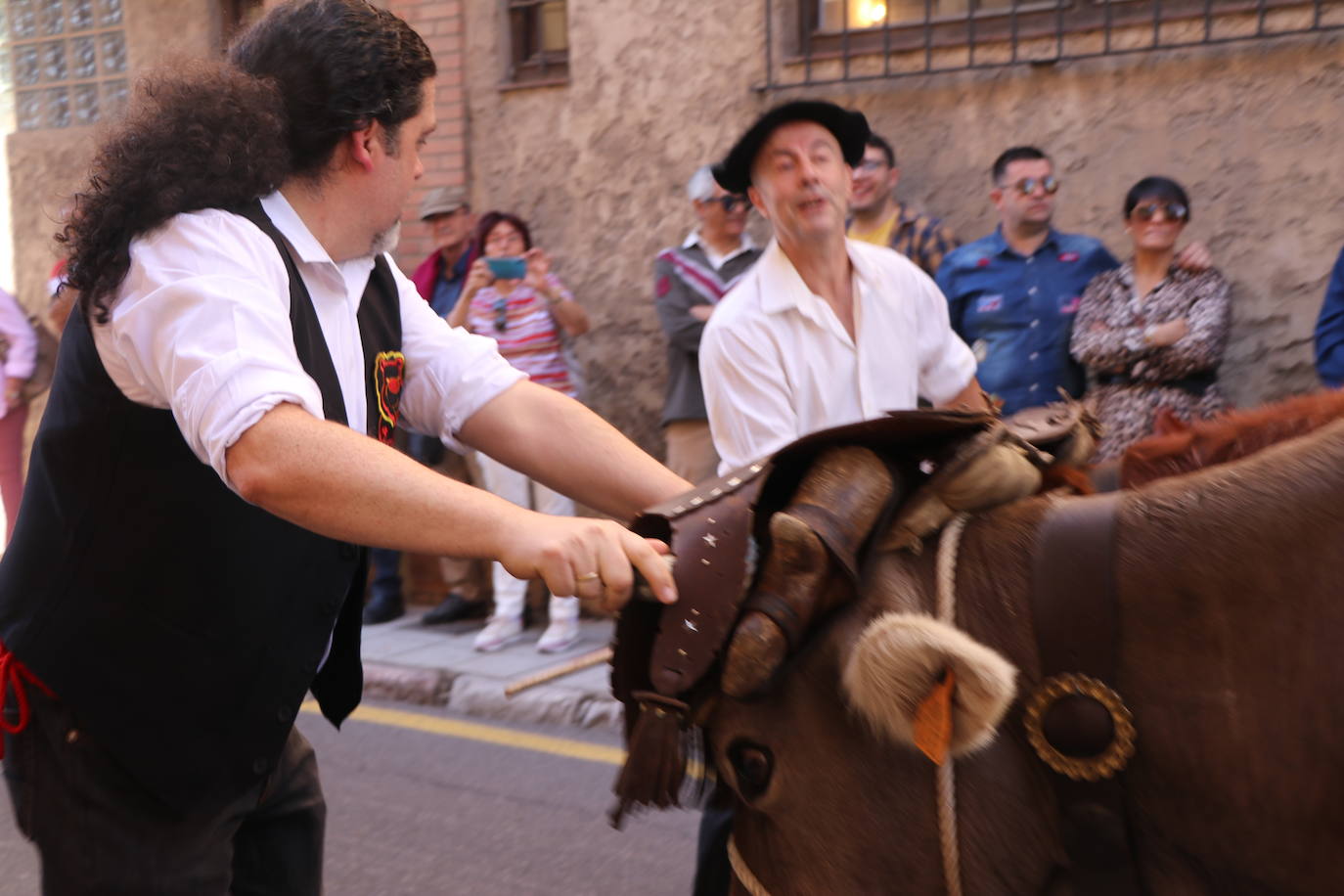 Los carros engalanados toman las calles de León.