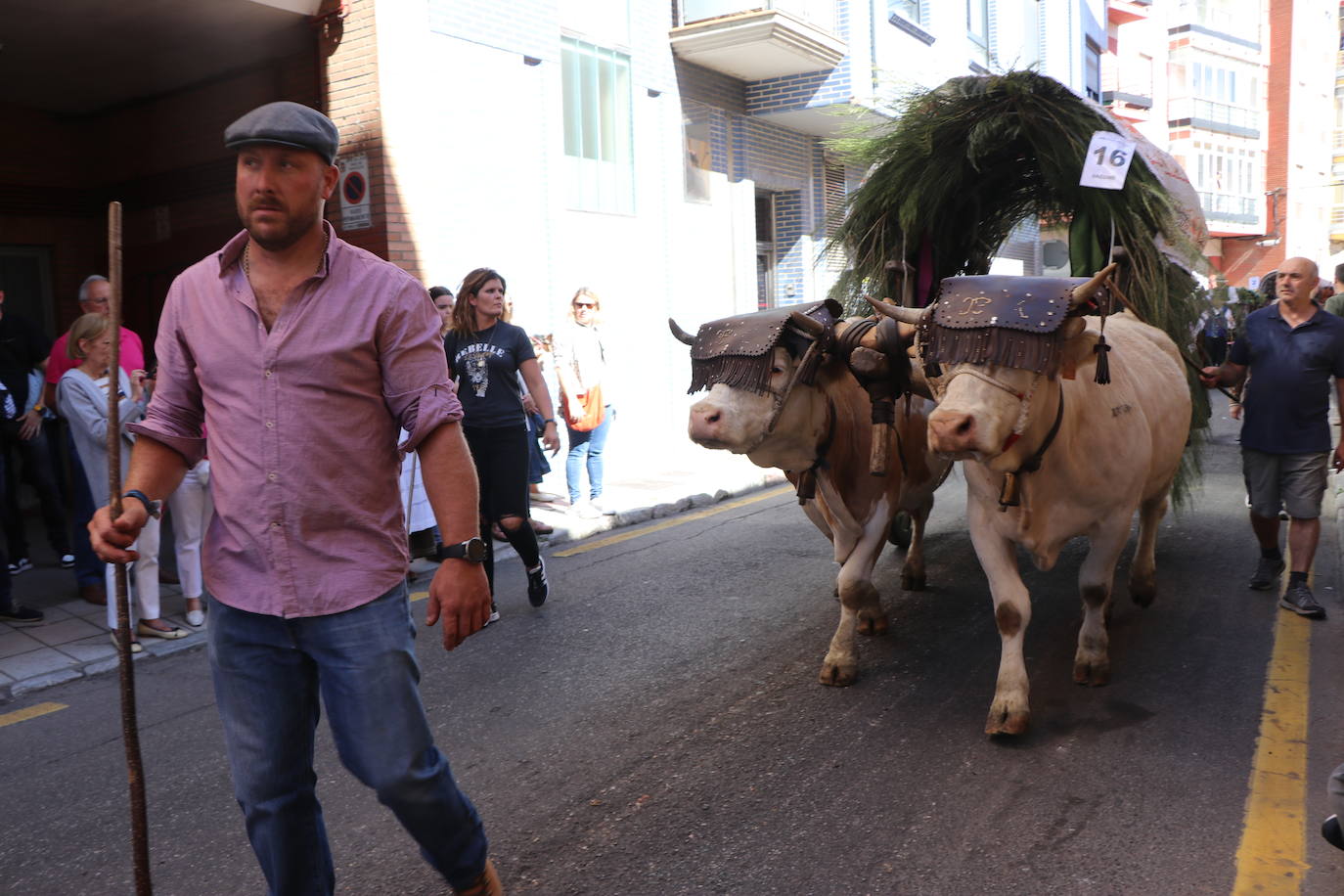 Los carros engalanados toman las calles de León.