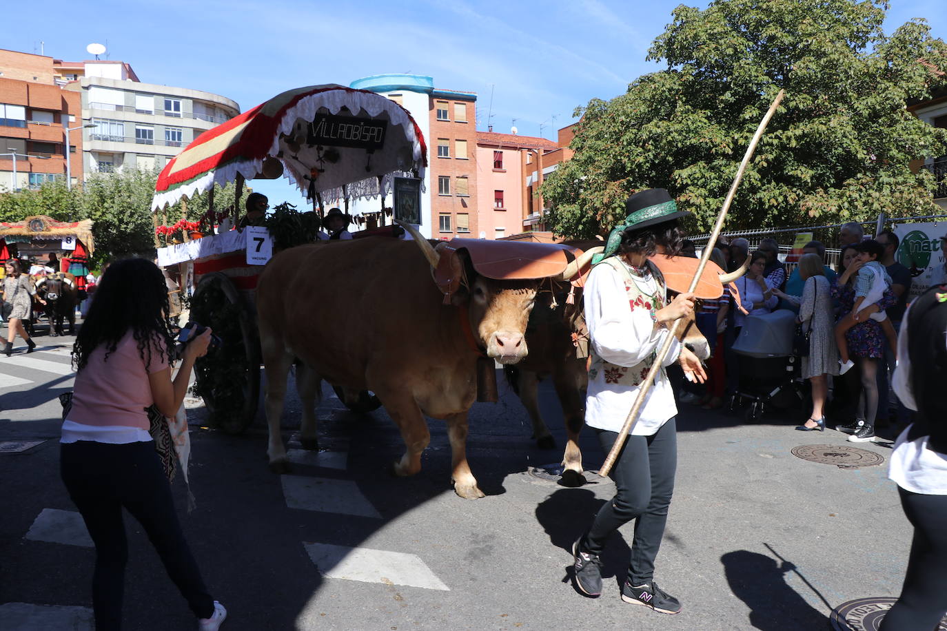 Los carros engalanados toman las calles de León.