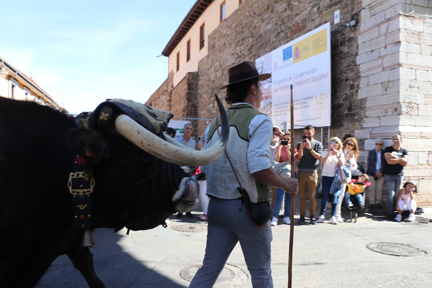 Los carros engalanados toman las calles de León.