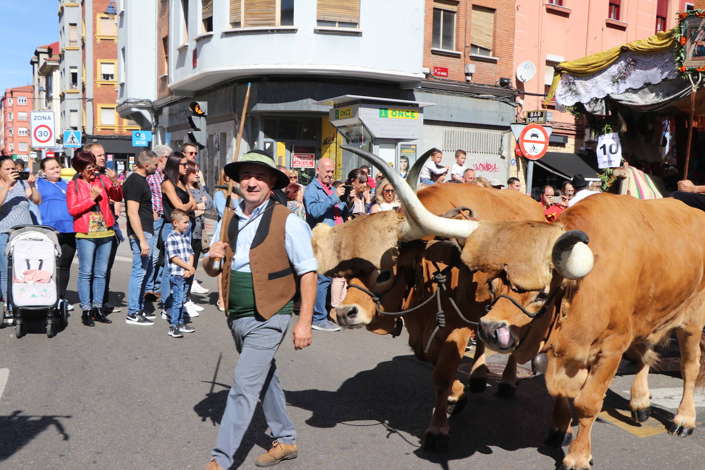 Los carros engalanados toman las calles de León.