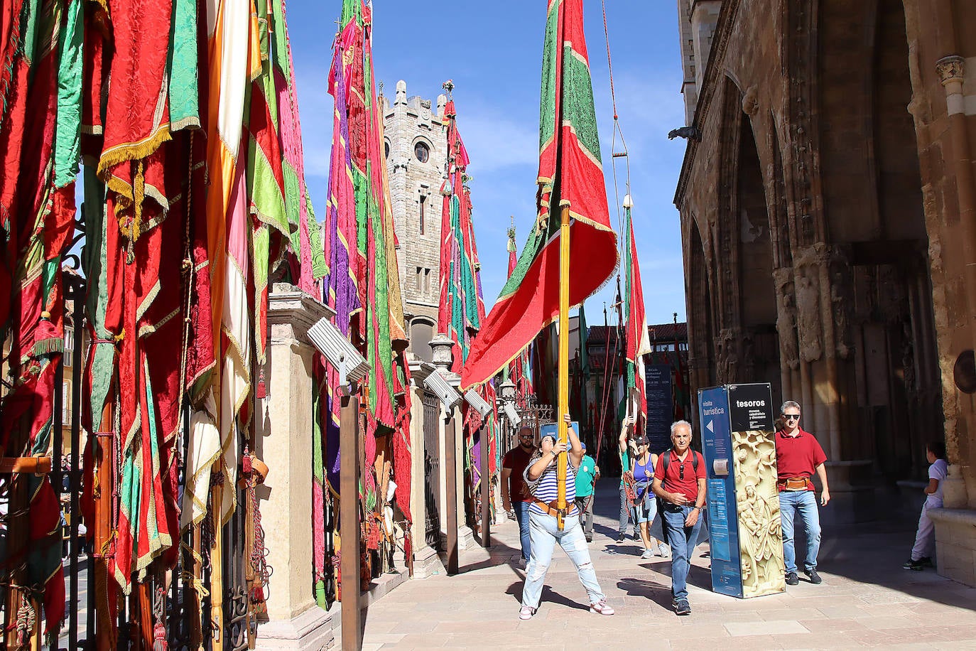 Más de 300 pendones inundan León a través de la mirada de Peio García.