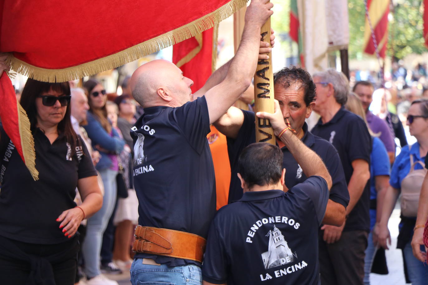 Desfile de pendones y pendonetas.