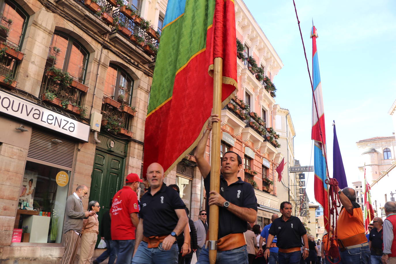 Desfile de pendones y pendonetas.