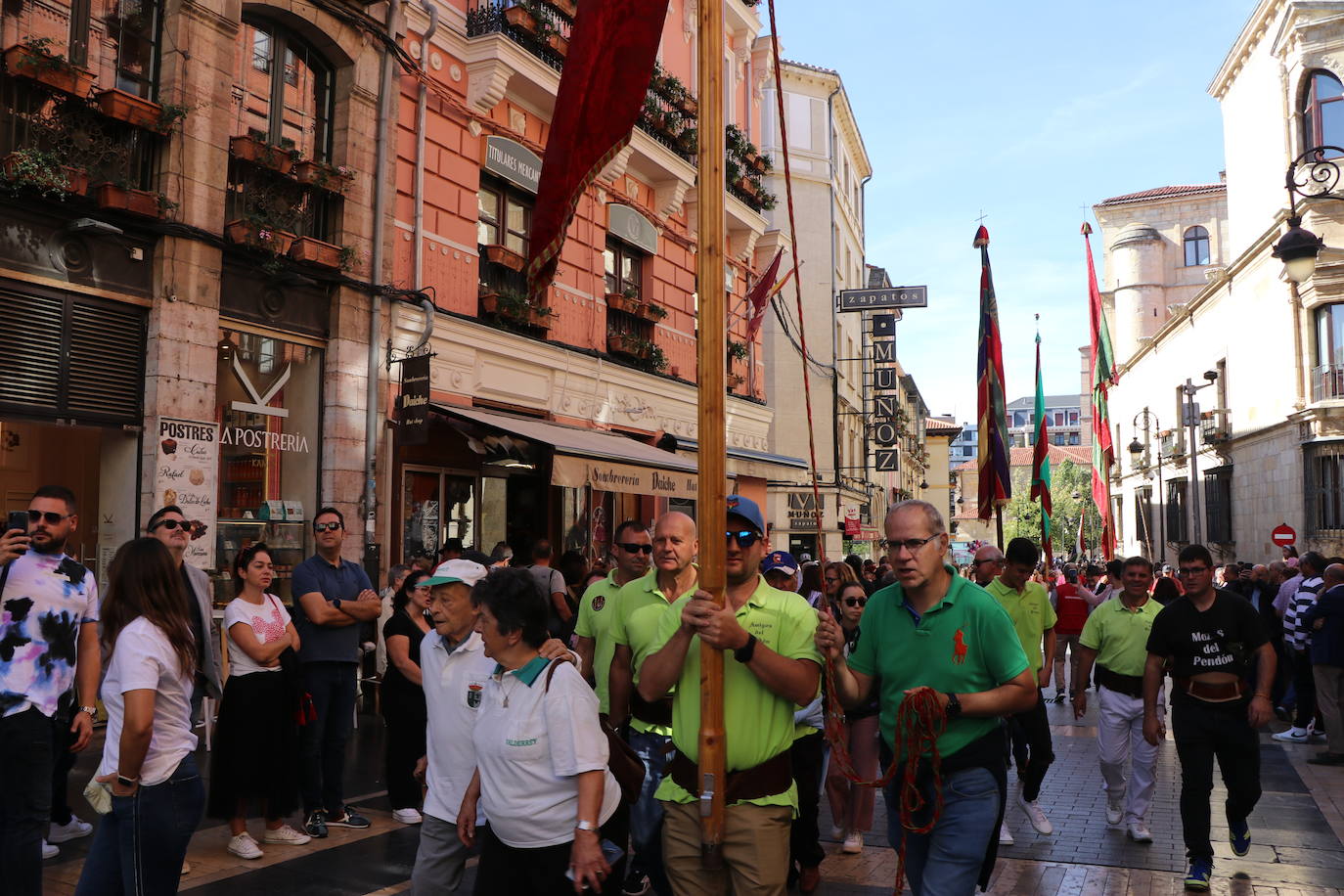 Desfile de pendones y pendonetas.