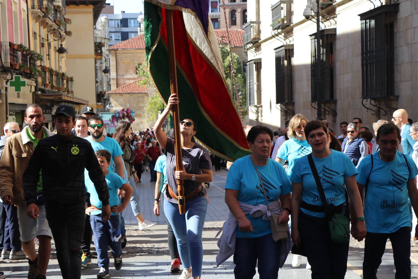 Desfile de pendones y pendonetas.