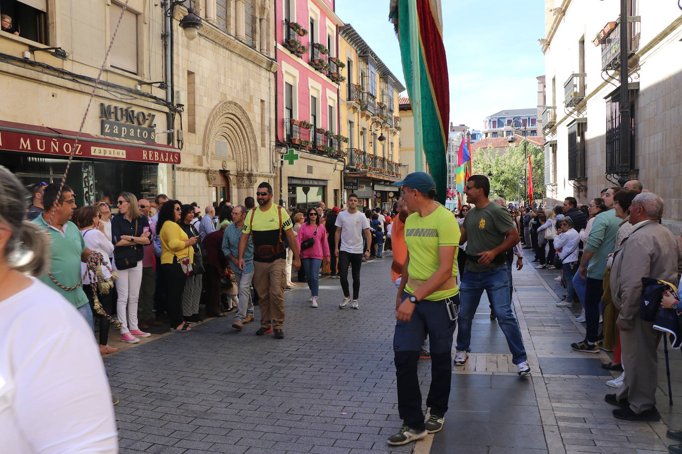 Desfile de pendones y pendonetas.