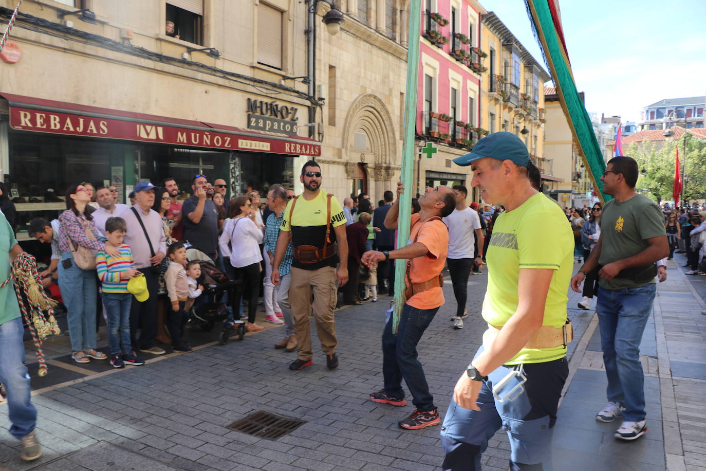 Desfile de pendones y pendonetas.