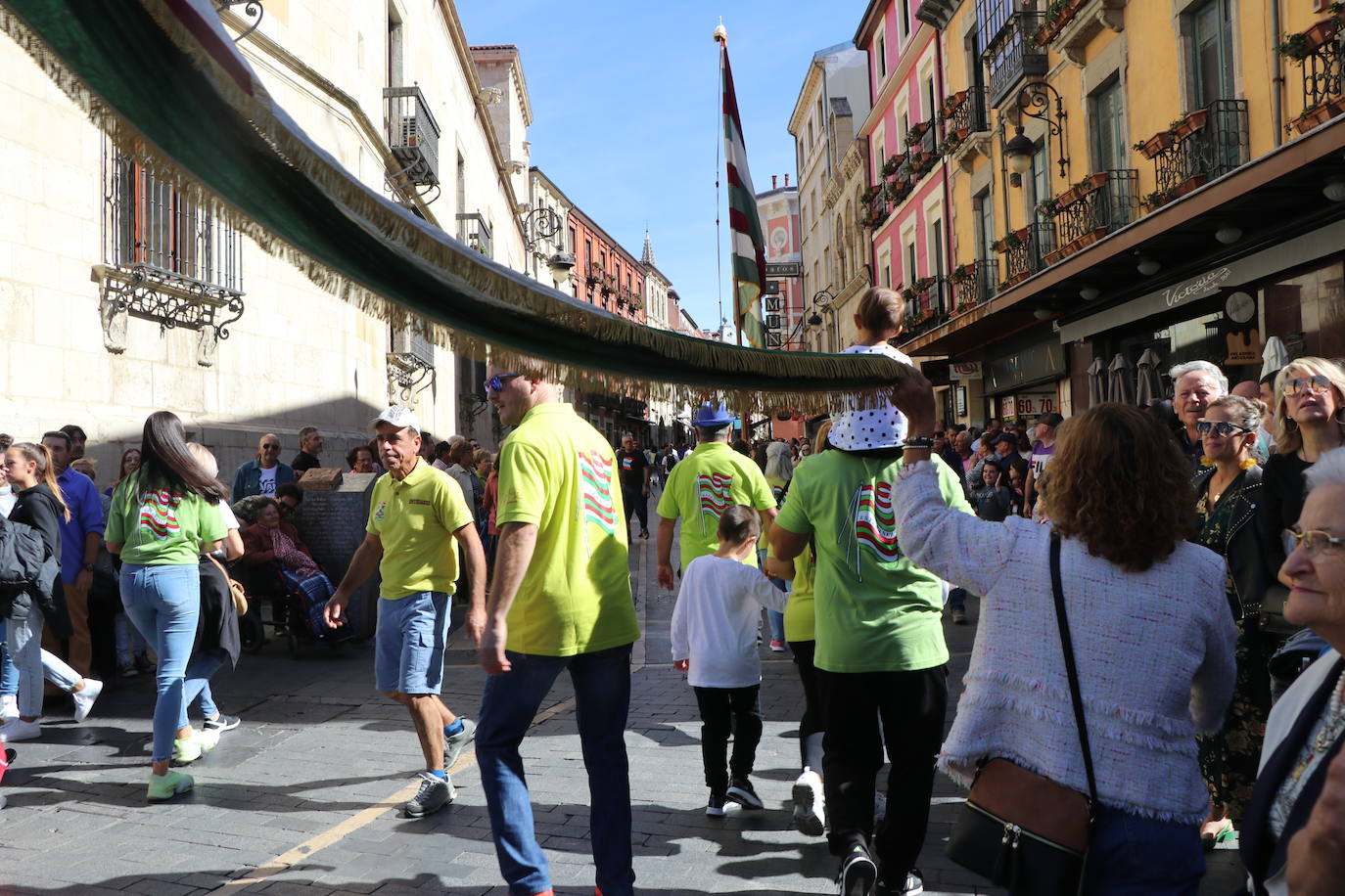 Desfile de pendones y pendonetas.