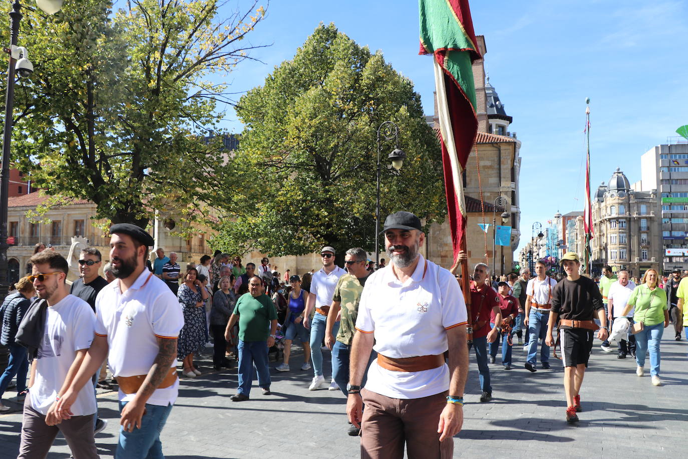 Desfile de pendones y pendonetas.