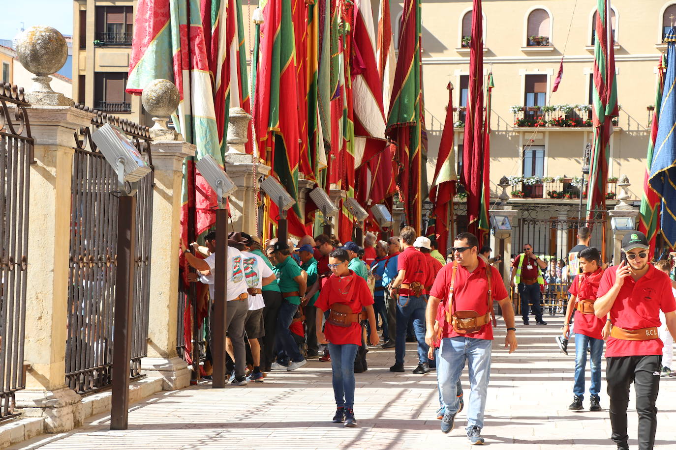 Desfile de pendones y pendonetas.