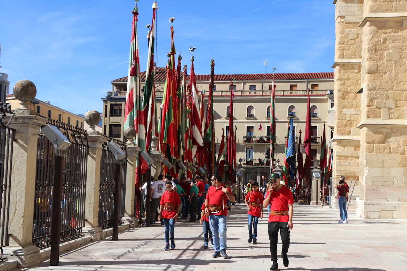 Desfile de pendones y pendonetas.