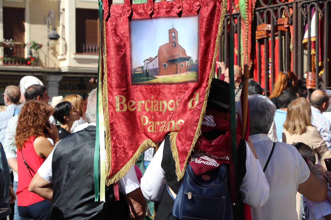 Desfile de pendones y pendonetas.