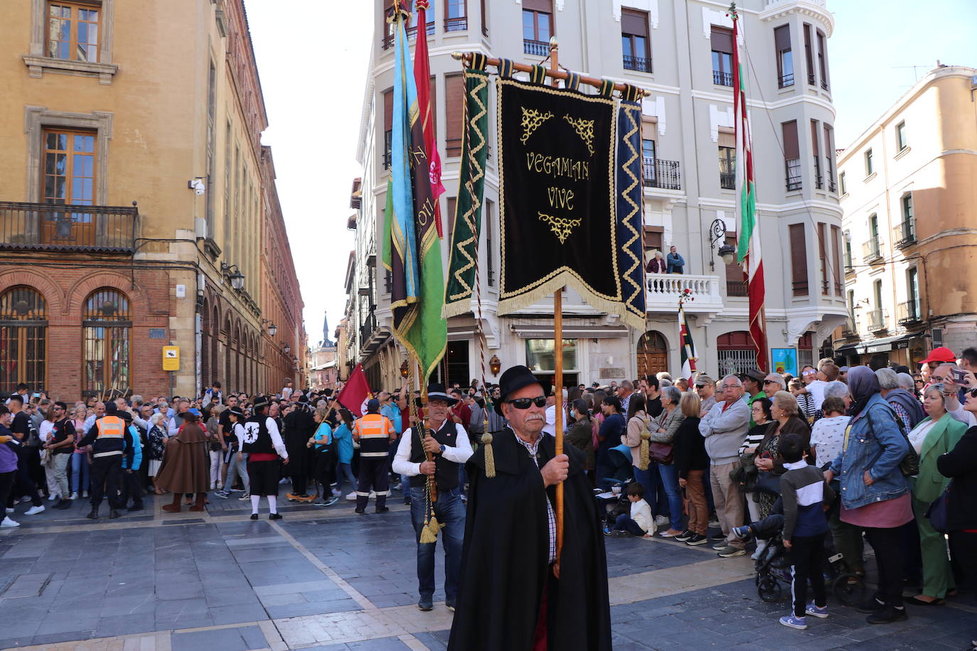 Desfile de pendones y pendonetas.