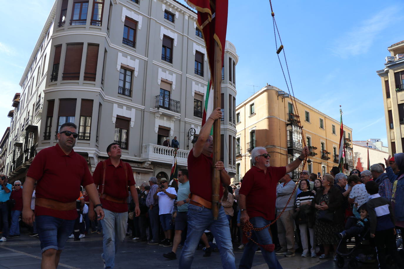 Desfile de pendones y pendonetas.