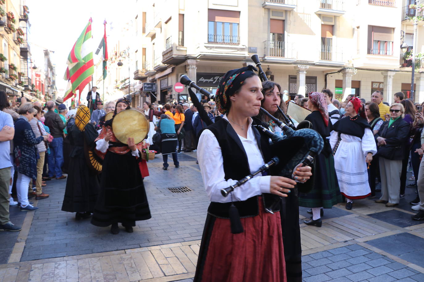 Desfile de pendones y pendonetas.