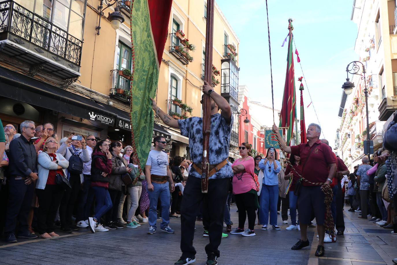 Desfile de pendones y pendonetas.