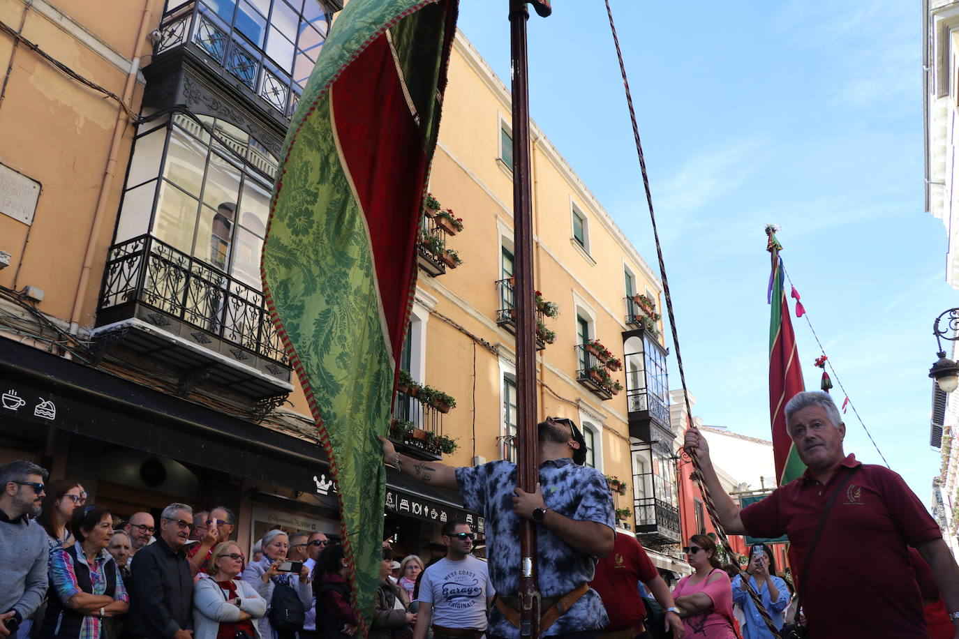 Desfile de pendones y pendonetas.