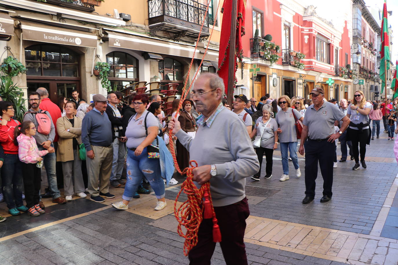 Desfile de pendones y pendonetas.